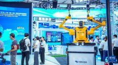 长称为“AI私教”；记者陶亮摄为鞭策人工智能财